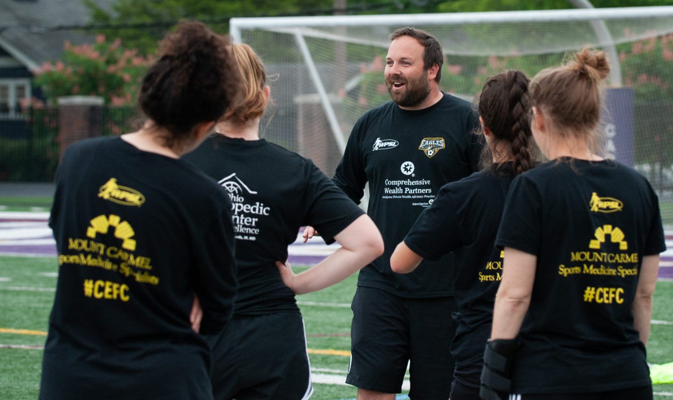 Eagles' head coach Daniel Seiffert addresses the team | Ralph Schudel