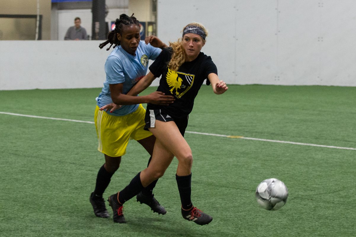 Adison Preston fights off a Cincinnati Sirens player during the clubs' friendly match in December 2018 | Ralph Schudel